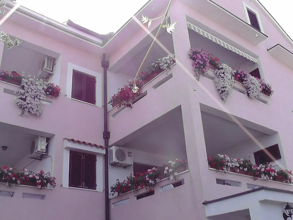 Apartments Lavanda 1 Njivice