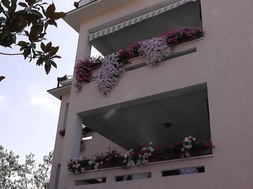 Apartments Lavanda 1 Njivice Croatia